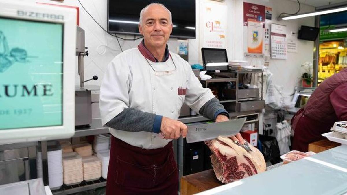 Jaume Aguiló en su carnicería en el mercado del Olivar.