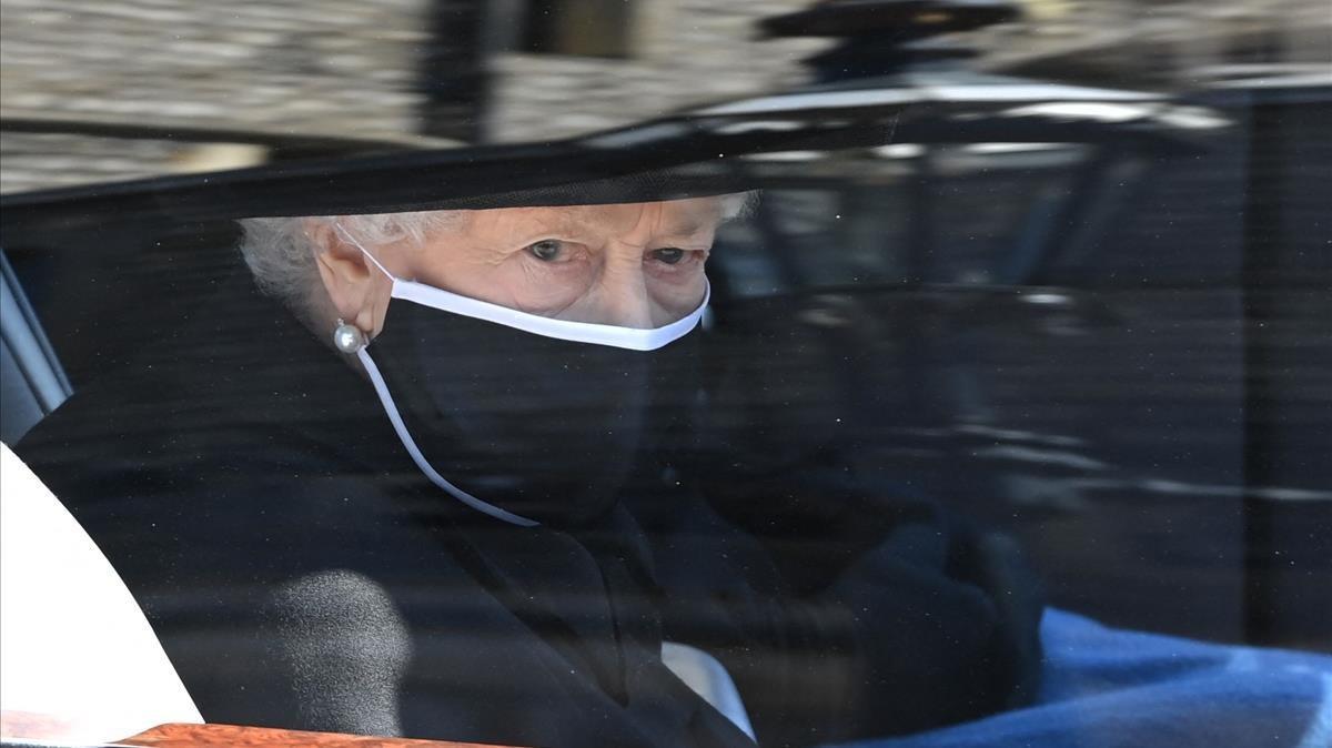 La reina Isabel II vestida de luto en el Royal Bentley con el que llego a la Capilla de San Jorge en el Castillo de Windsor. 