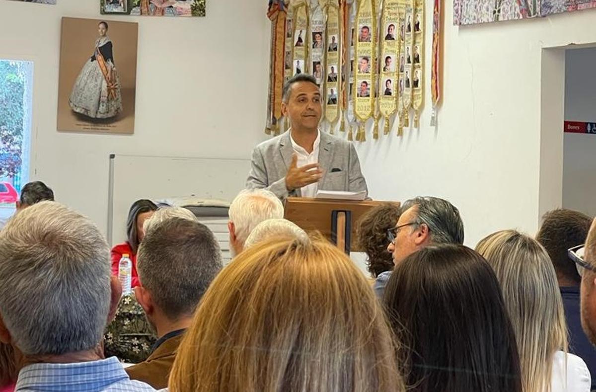 El candidato de Contigo Elche, explicando su proyecto político en La Foia