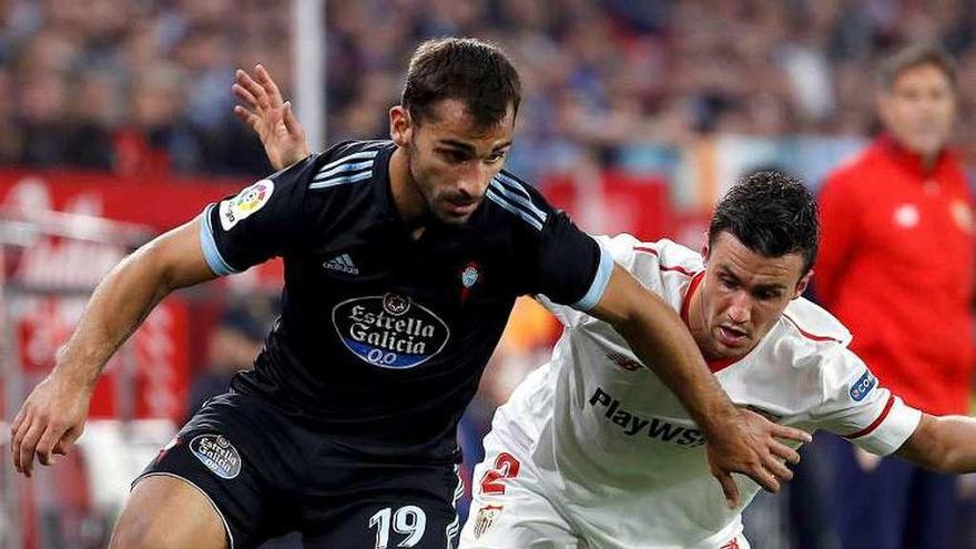 El sevillista Corchia intenta frenar a Jonny.