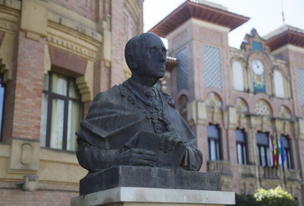 Juan Polo, junto al boceto de una de sus esculturas cumbres.