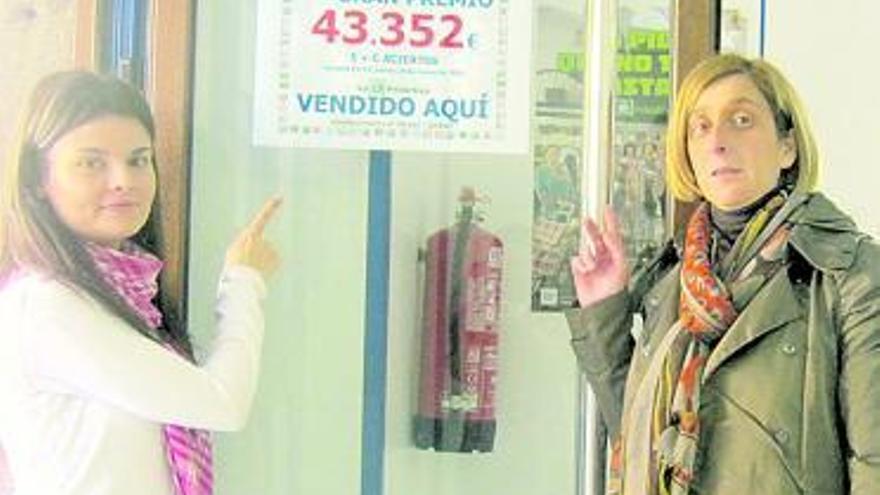 Victoria Marinas Sarasola y Andrea González, con el cartel del premio.