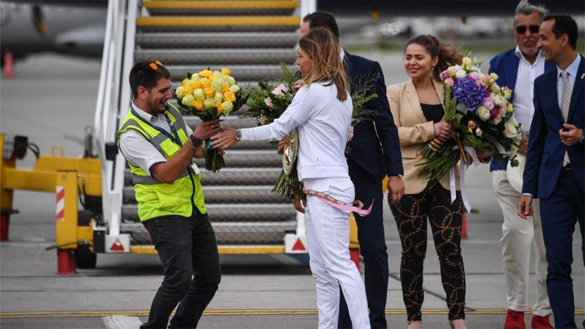 Halep, en la recepeción en el aeropuerto de Bucarest