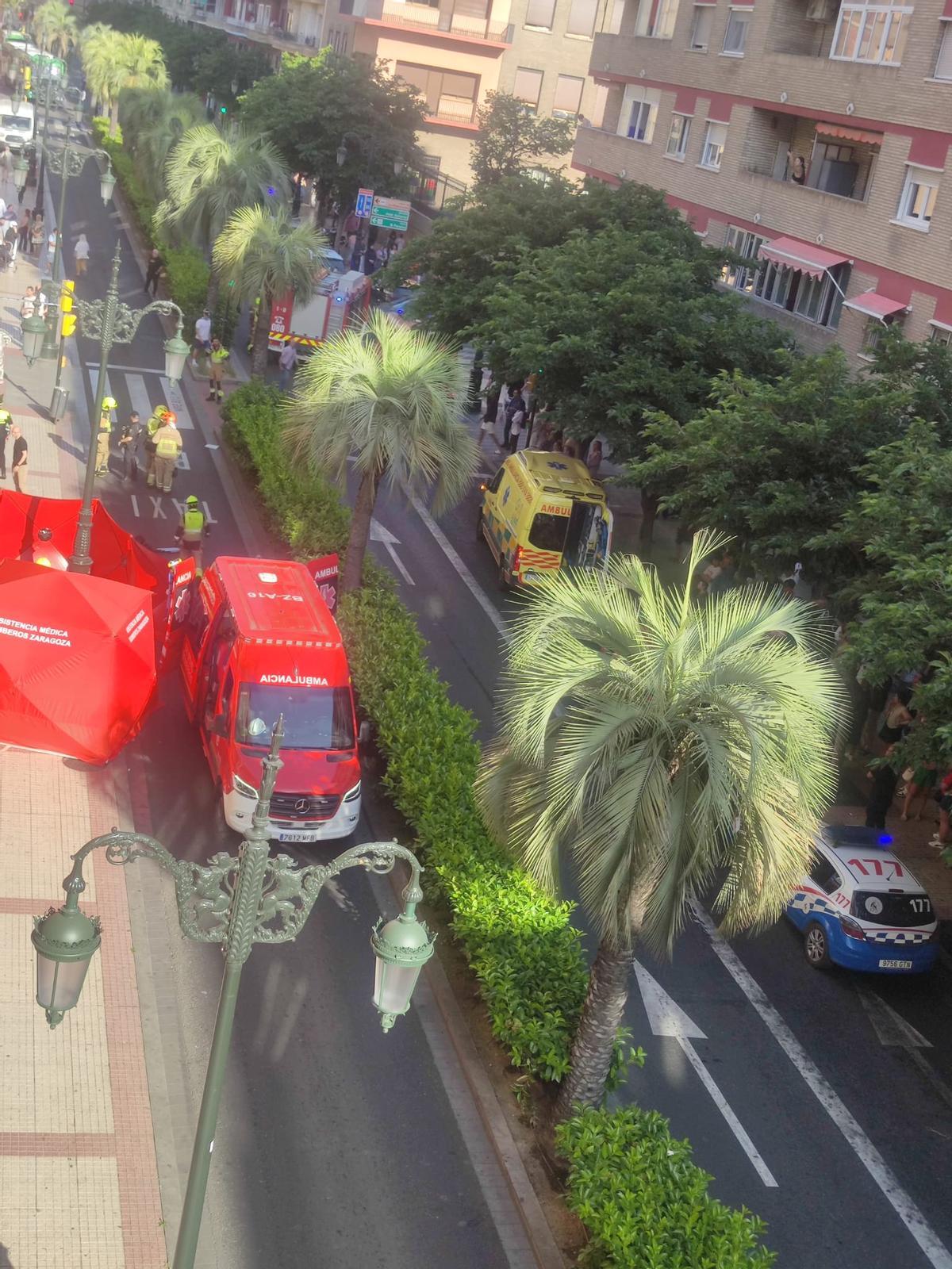 En imágenes |  Herida grave una niña de 12 años tras ser atropellada por un autobús urbano en la calle Conde Aranda de Zaragoza Herida grave una niña de 12 años tras ser atropellada por un autobús urbano en la calle Conde Aranda de Zaragoza