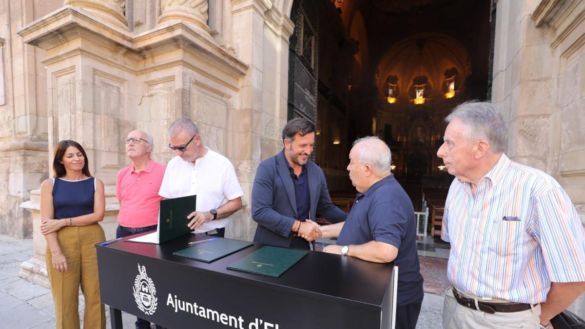 Autoridades municipales y el rector de Santa María, firmando el convenio.