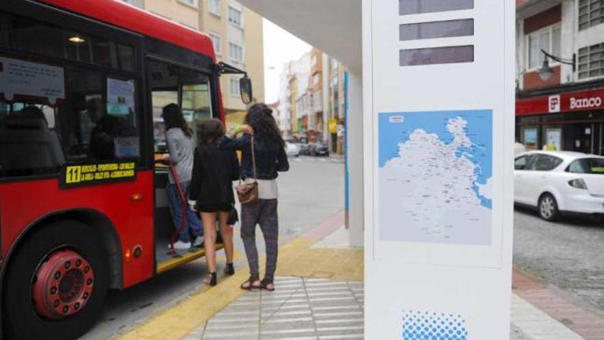 Parada inteligente del autobús urbano en el bulevar de General Sanjurjo. / fran martínez