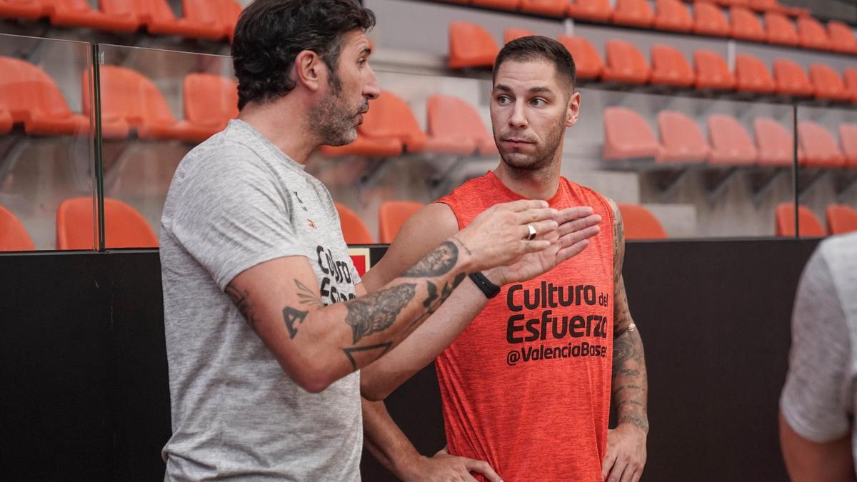 Stefan Jovic dialoga con Mumbrú en el primer entrenamiento del serbio con el Valencia Basket este martes.