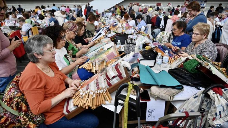 Participantes en la gran palillada colectiva que se celebró ayer en el recinto ferial.   | // RAFA VÁZQUEZ