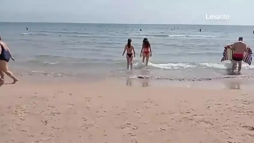 El buen tiempo llena la playa de Gandia a principios de junio: "Las condiciones son muy favorables para disfrutar del mar"