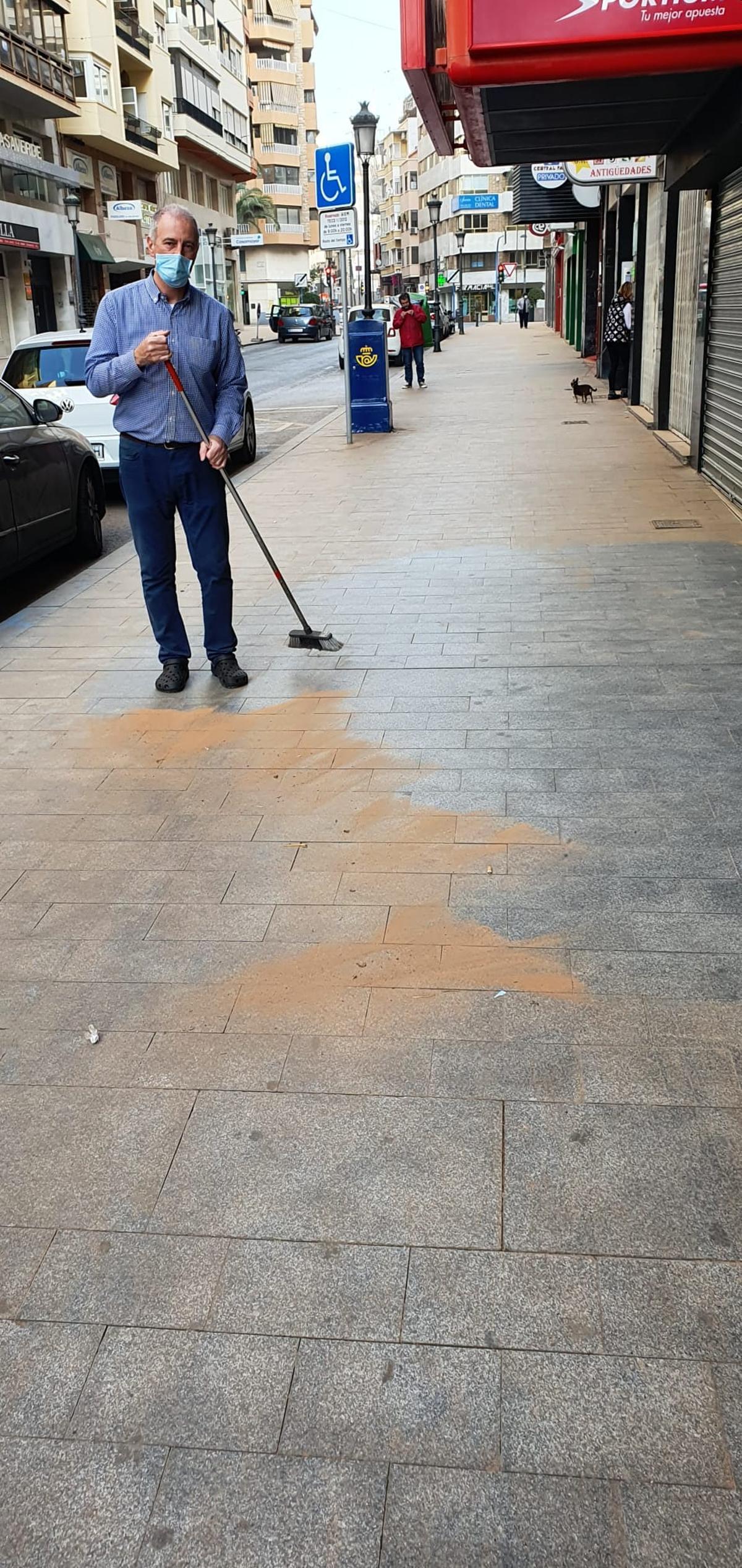 La provincia de Alicante amanece con una capa de arena roja La provincia de Alicante amanece con una capa de arena roja