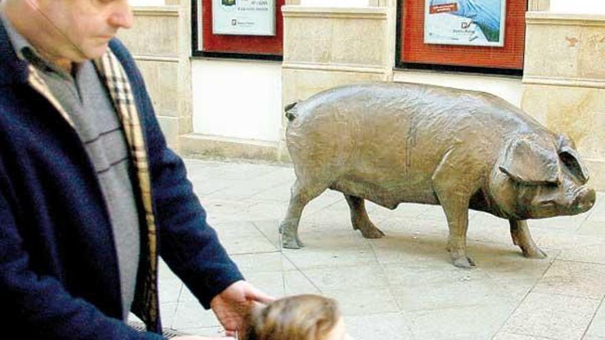 La propuesta del alcalde de Lalín, Xosé Crespo, de reabrir al tráfico la calle Colón si así lo quieren los comerciantes de la zona, que ansían esta actuación, va a poner en peligro uno de los principales atractivos turísticos de la capital dezana, la estatua del cerdo. Con los coches circulando por la zona, se dificultará enormemente que los lalinenses y turistas disfruten de esta emblemática y simpática estatua. Además, las típicas fotografías de gente posando con el totémico animal serían prácticamente imposibles, ya que la práctica totalidad de ellas se toman desde el carril de circulación, hoy cerrado, pero que podría reabrirse.