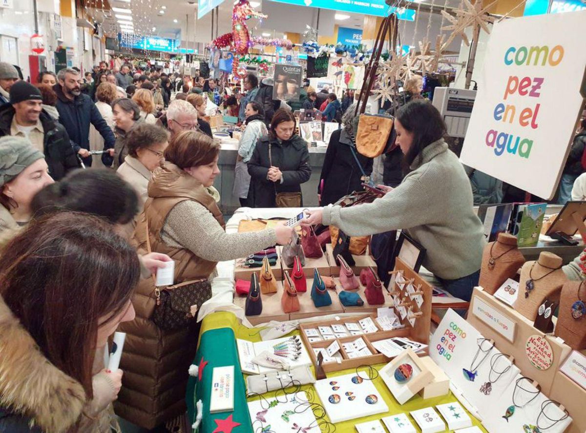 Público y artistas en el Mercado da arte de O Calvario. 11 diciembre 2022. Marta G. Brea