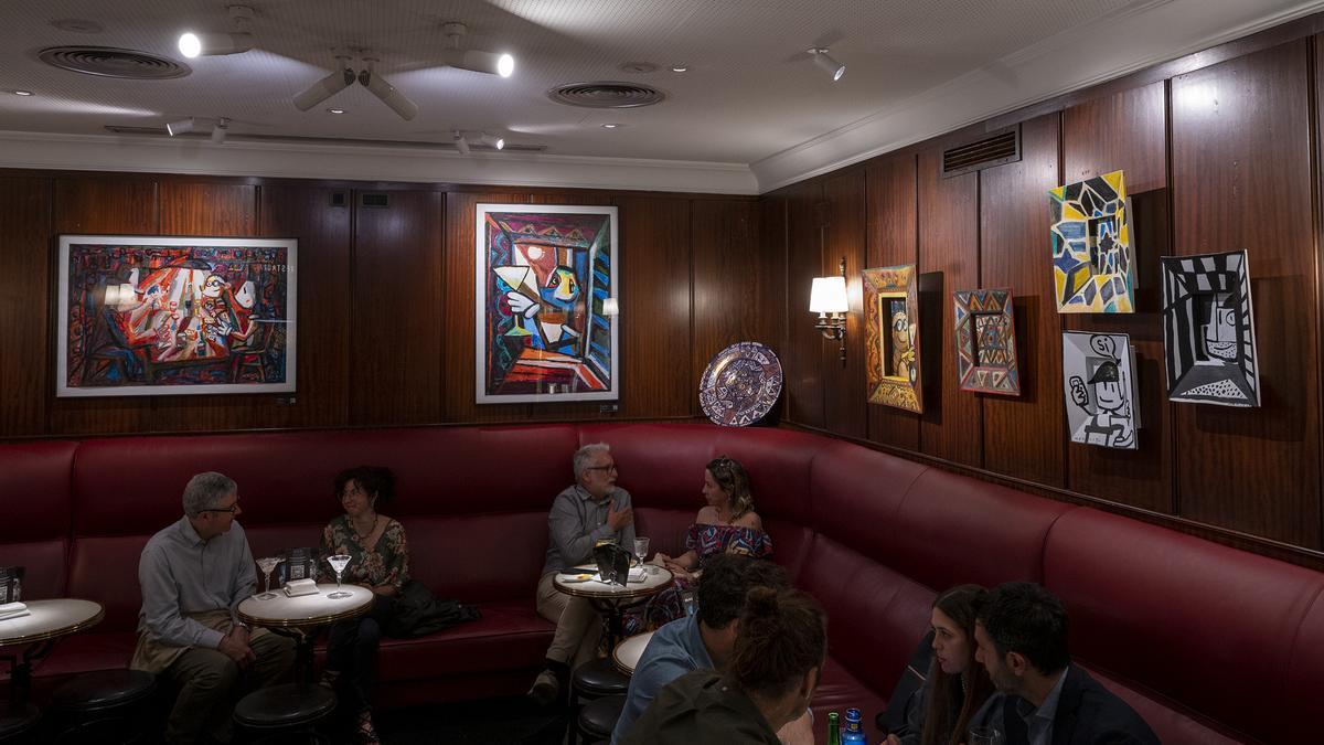 La coctelería Dry Martini de Javier de las Muelas expone la obra más reciente de Javier Mariscal.