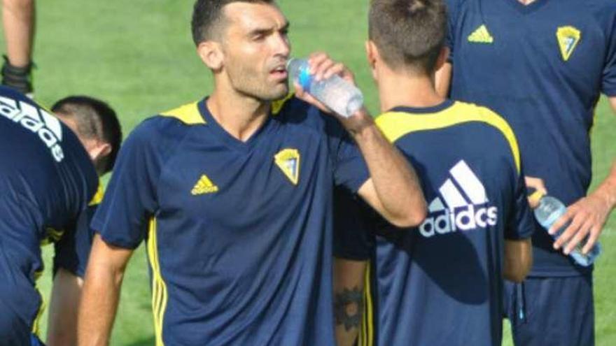 David Barral bebe agua en un entrenamiento del Cádiz.