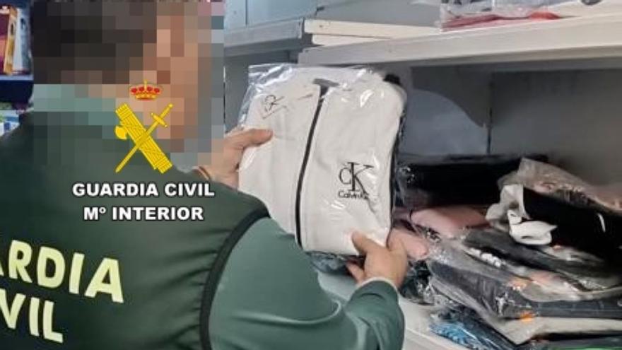 La Guardia Civil interviene 392 artículos falsificados en Oliva de la Frontera