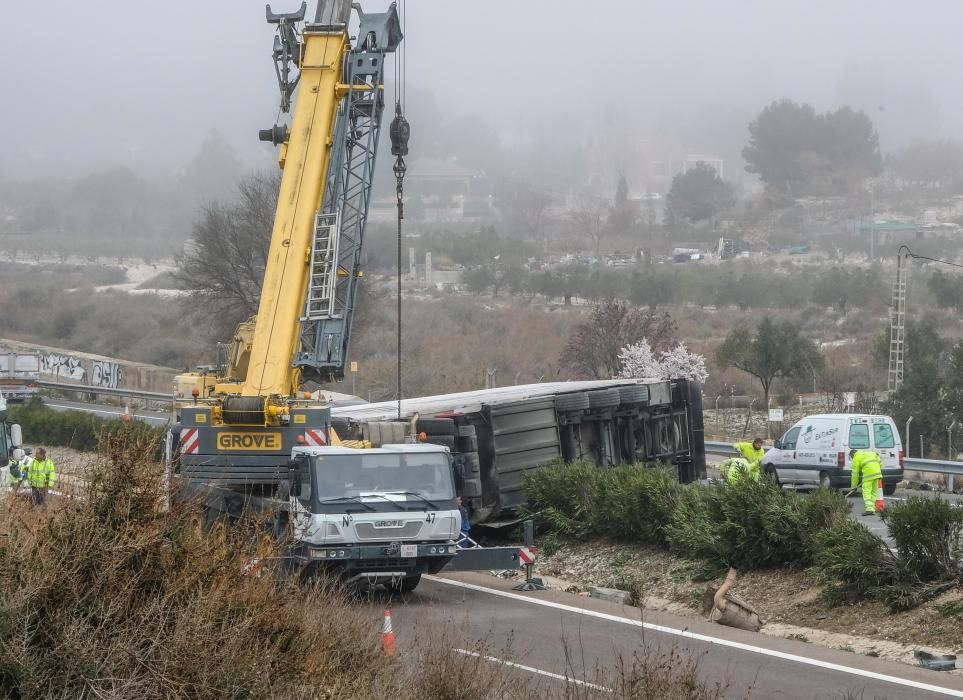 Un accidente corta dos carriles de la A-31