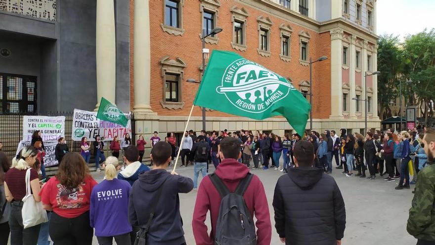 Estudiantes manifestándose a las puertas del campus de La Merced