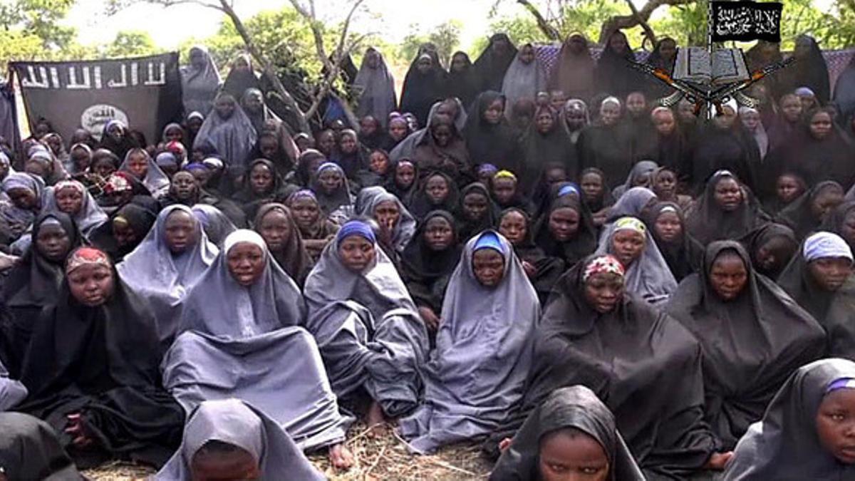 Las menores secuestradas por Boko haram, en una imagen de un vídeo del grupo extremista nigeriano, vestidas con velo de cuerpo entero, el 12 de mayo de 2014.