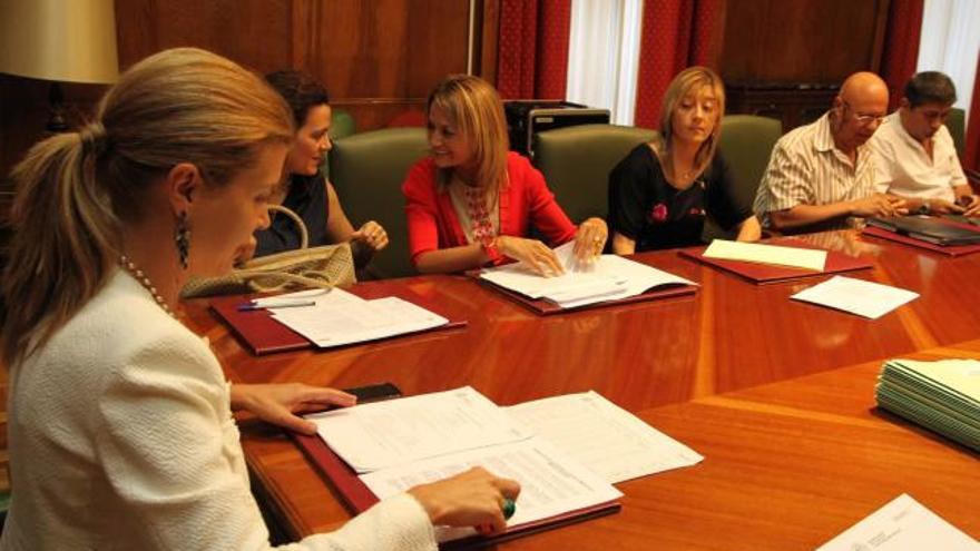 Reunión celebrada ayer en la que se concedieron y repartieron las ayudas. A la izquierda, Clara San Damián.