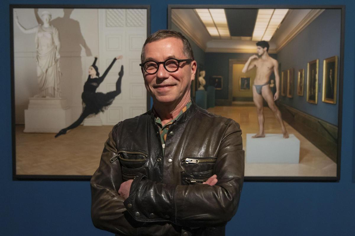 Katsuba, delante de algunas de sus instantáneas