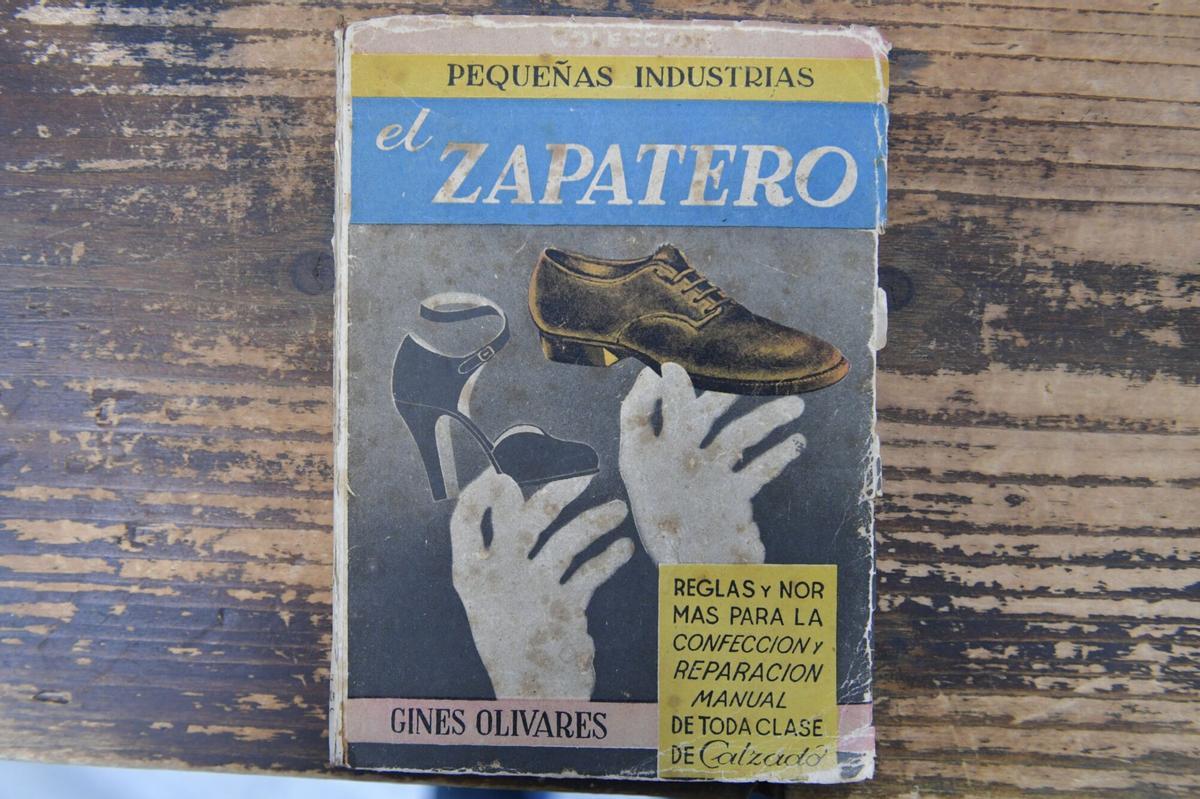 Uno de los documentos antiguos que se conservan en este histórico taller de reparación de zapatos.