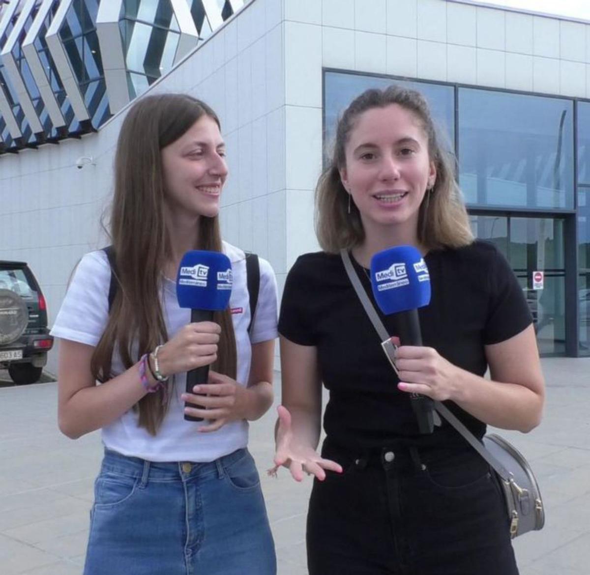 Ainhoa Pérez y Claudia Arrufat, en el aeropuerto.