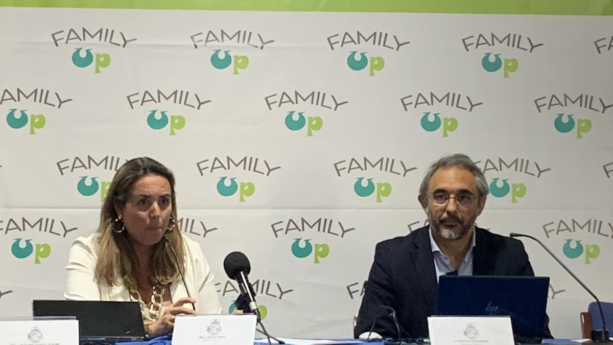 La presidenta de Family Up, Alicia Grau, y el vicepresidente, Manuel Fernández.