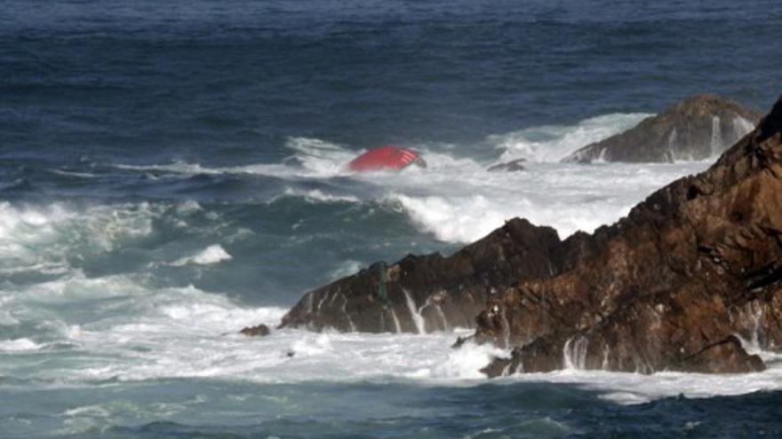 Imágenes del naufragio del arrastrero Santa Ana en el Cabo Peñas