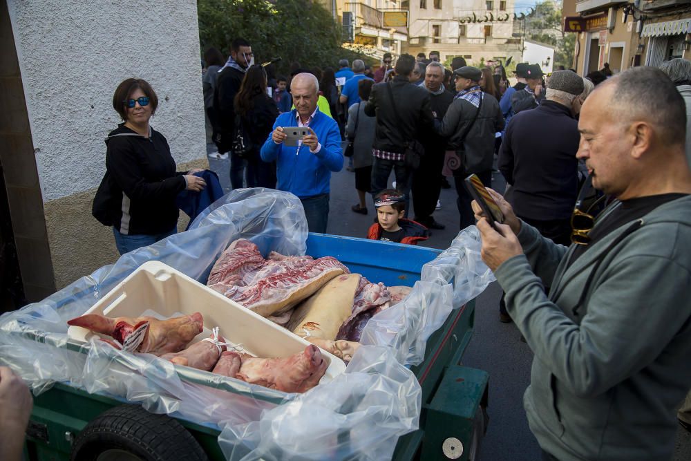 Relleu conmemora Sant Antoni reviviendo la matanza del cerdo