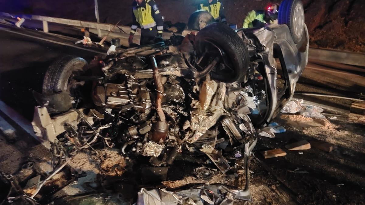 El coche volcado tras el accidente de tráfico en la carretera de Sant Miquel a Santa Gertrudis