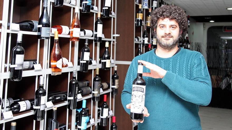 David Jové, coordinador de esta nueva iniciativa de Hosteleiros da Estrada, con el vino &quot;Vividor&quot; en su vinoteca. // Bernabé / Juan Carlos Asorey