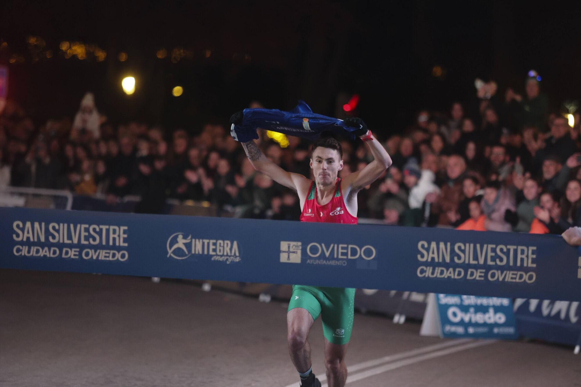 EN IMÁGENES: Alejandro Onís y Mariam Benkert saltan del segundo al primer puesto en la San Silvestre de Oviedo