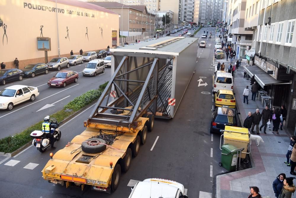 Un camión de transporte especial causa afecciones al tráfico en el cruce entre Ronda de Outeiro con avenida Finisterre