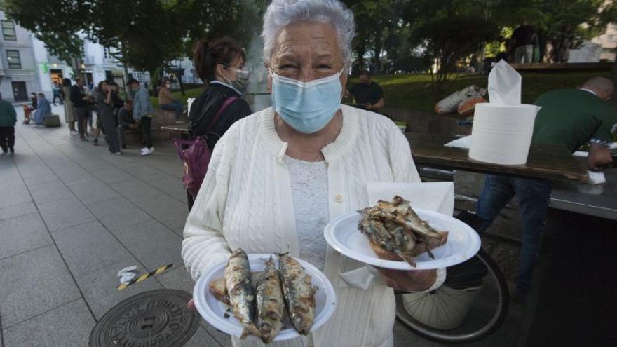 Una mujer compra sardinas en la plaza de España.   | // CASTELEIRO/R. A.