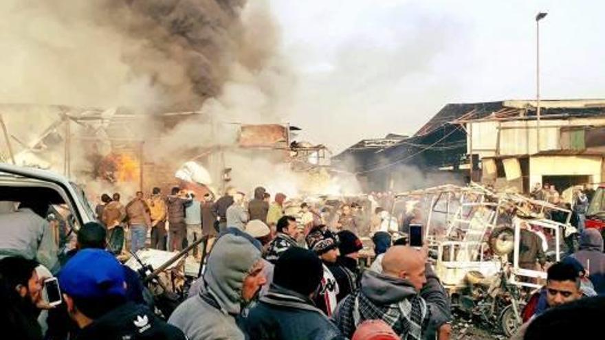 Els habitants observen la fumera després de l&#039;explosió.