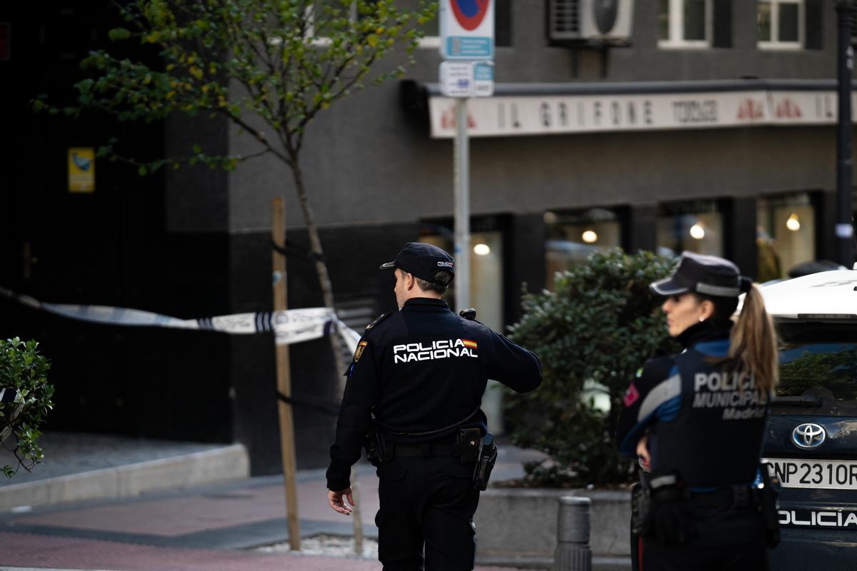 Agentes de Policía Municipal y Nacional en la zona donde se ha disparado al exlíder del Partido Popular de Cataluña y cofundador de Vox, Alejo Vidal-Quadras