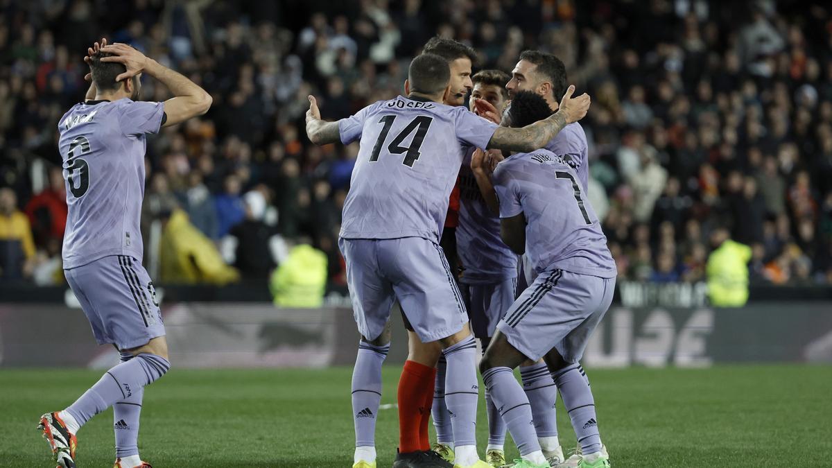 Los jugadores del Ream Madrid protestan al árbitro Jesús Gil Manzano al final del partido Valencia - Real Madrid.