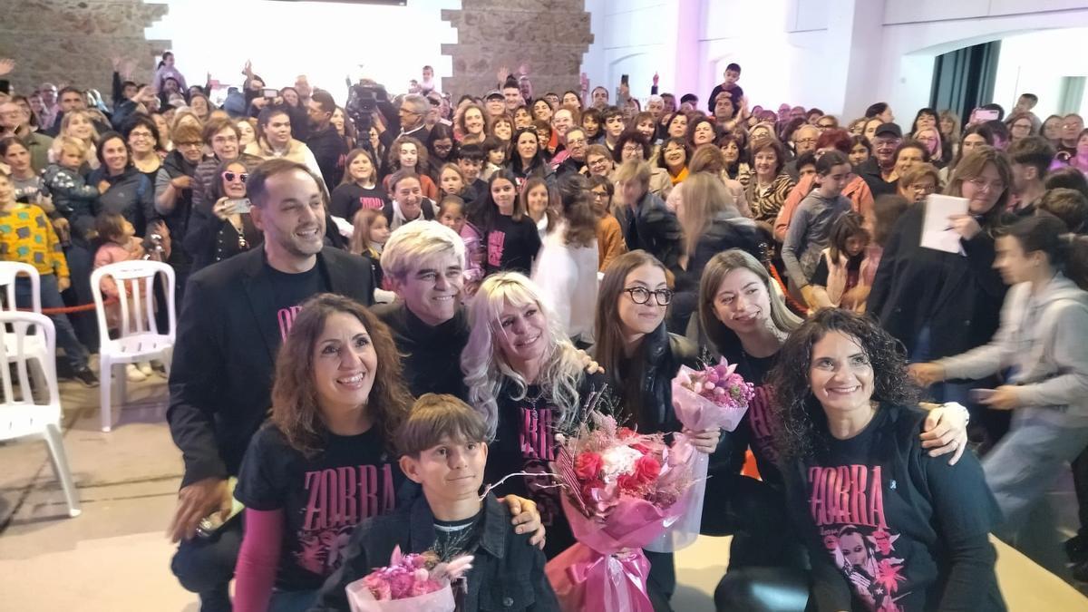 Mery Bas y Mark Dasousa, esta tarde, en la despedida que les ha regalado Ondara antes de volar a Malmö.