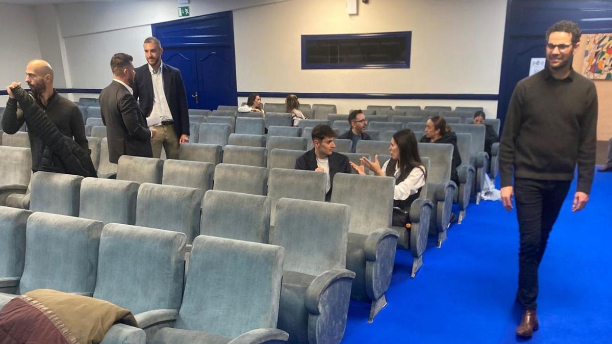 Aspirantes a un puesto de empleo en el restaurante de Dani García, ayer, en el proceso de selección.