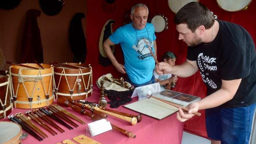 Uno de los artesanos que tienen sus exposiciones dentro del Memorial Ricardo Portela. // R. Vázquez