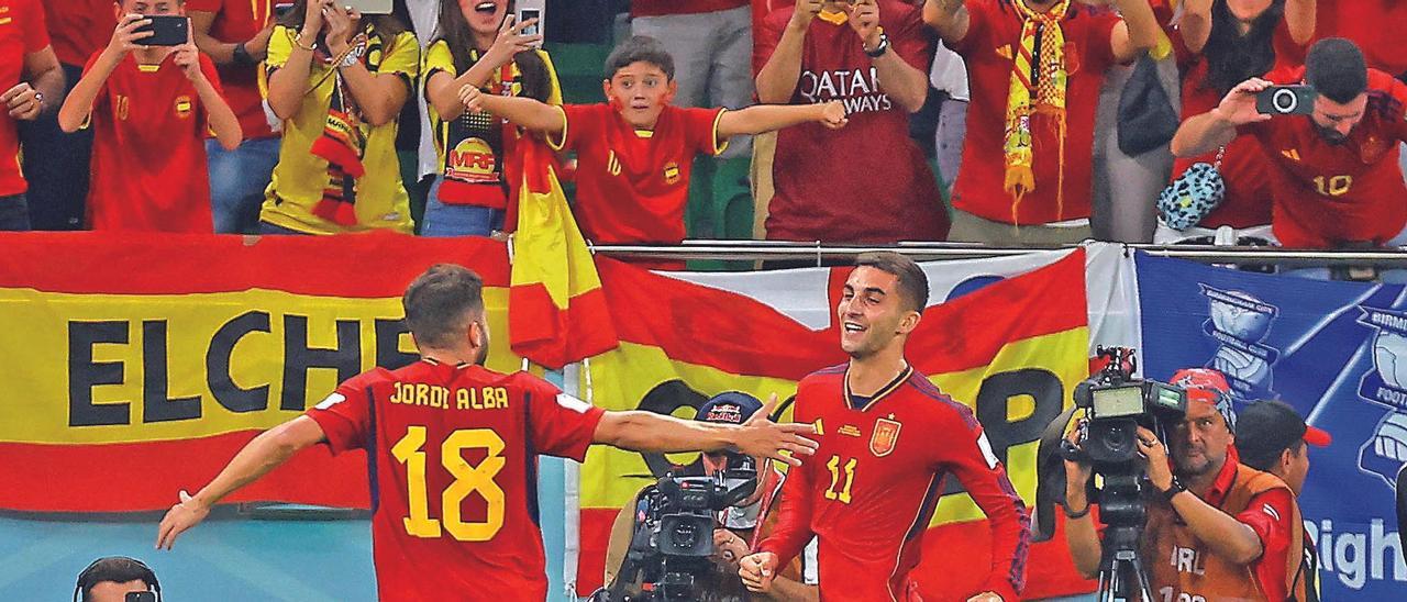 Banderas de España en un partido de la Selección en Qatar