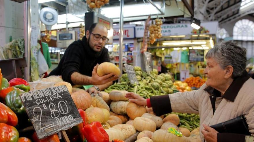 Puesto de verduras en el Mercado Central de València.