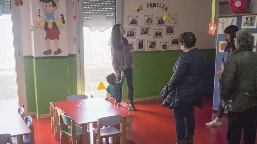 Un niño señala el techo en la Escuela Infantil en la jornada de puertas abiertas.