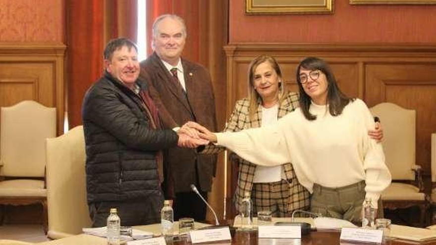 Carmela Silva, con miembros de la Fundación do Campo Galego.