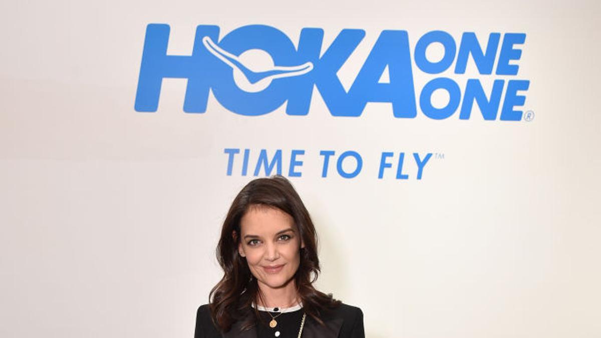 Katie Holmes con blazer negra, jeans y zapatillas blancas