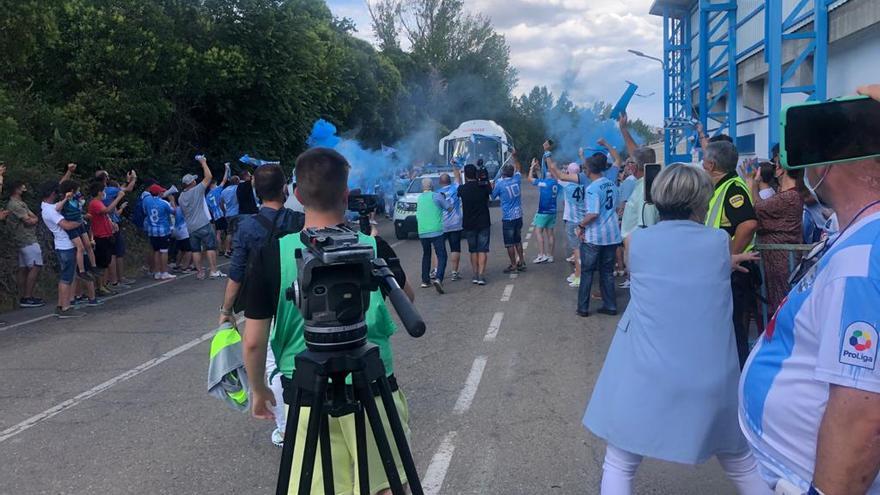 Recibimiento a los jugadores del Coria.