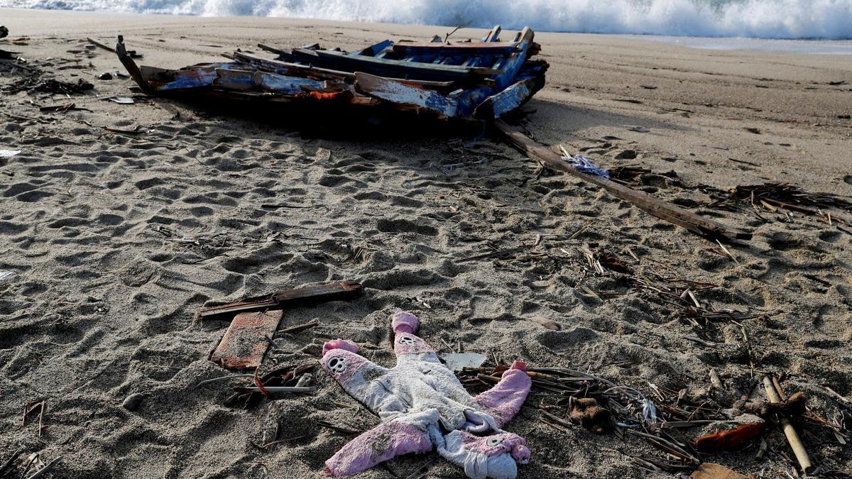 Los restos del naufragio en la costa de Calabria, en febrero de 2023.