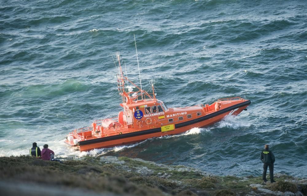 Buscan a un joven que cayó al mar en Arteixo