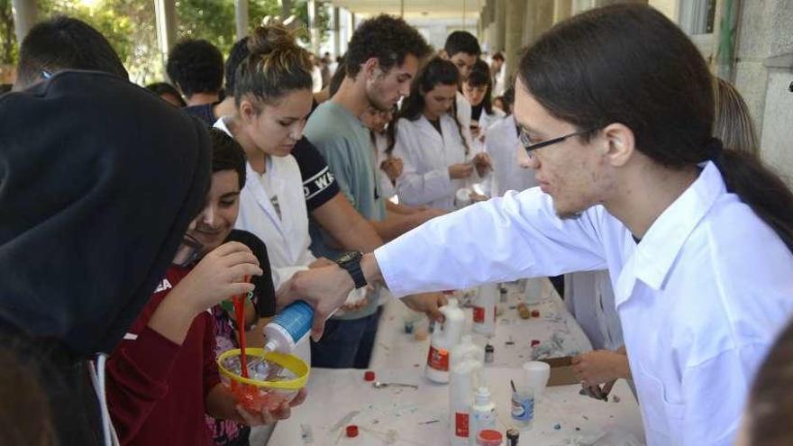 Los estudiantes hacen &#039;slime&#039; con un experimento.