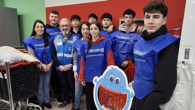 Varios voluntarios del «Zampakilos Solidario» celebrado en Redondela.